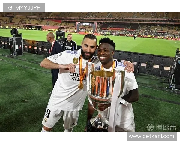 国王杯精彩对决曼联3-0战胜皇马乌龙球引发全场热烈欢呼